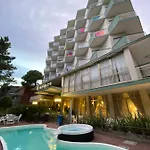 Hotel Monaco - Parcheggio E Piscina فندق