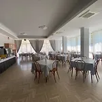 Hotel Monaco - Parcheggio E Piscina فندق