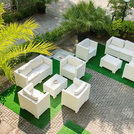 Hotel Monaco - Parcheggio E Piscina فندق