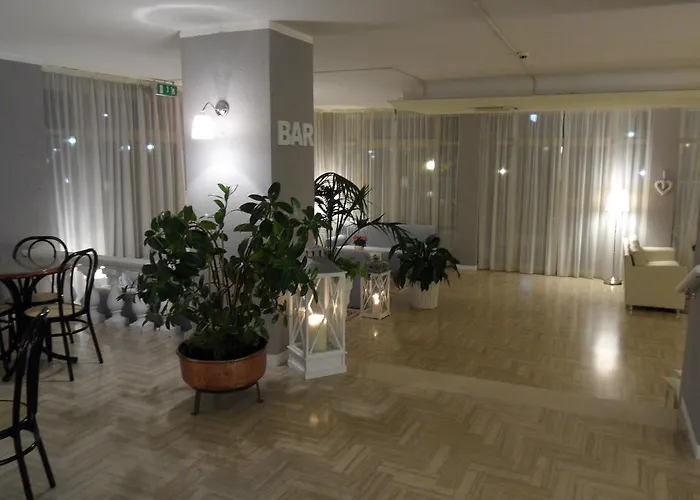 Hotel Monaco - Parcheggio Incluso E Piscina 3*